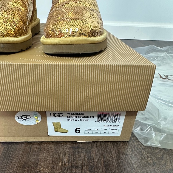 UGG
Classic Short Sequins Boots Gold 38 - Picture 4 of 11